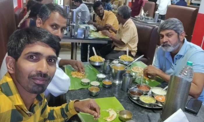  Jagapathi Babu, Road Side, Eating, Assistant.latest News Socail Media-TeluguStop.com