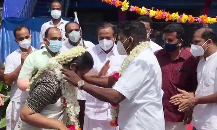  Kerala Couple Tied Knot Infront Of The Wine Shop In Khozikhode, New Couple, Wine-TeluguStop.com