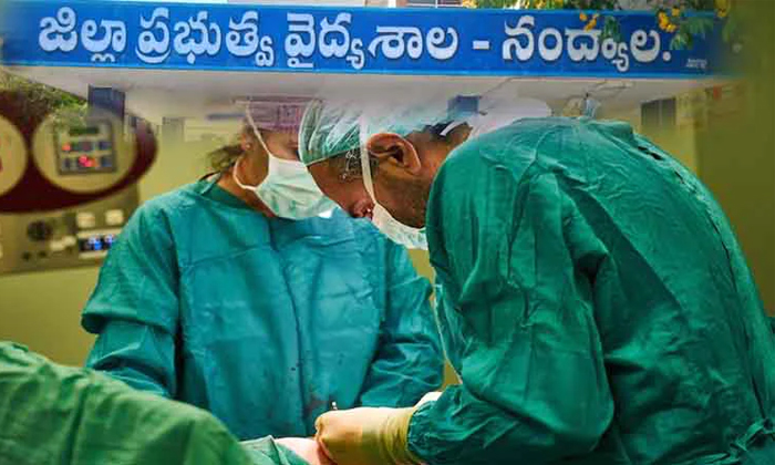  Nandyala Government Hospital Doctors Stitched Stomach Of A Woman With Clothes In-TeluguStop.com