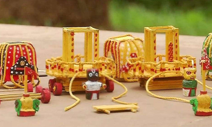  Odisha Artist Crafts Chariots Of Lord Jagannath, Devi Subhadra, Lord Balabhadra-TeluguStop.com