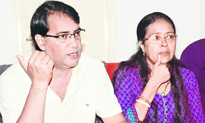  Actress Prathyusha Banerjee Parents Opens Up About Financial Problems, Pratyush-TeluguStop.com