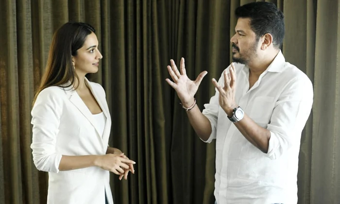  Ram Charan Fans Unhappy With Shankar Heroine Selection Kiara Advani, Kiara Advan-TeluguStop.com