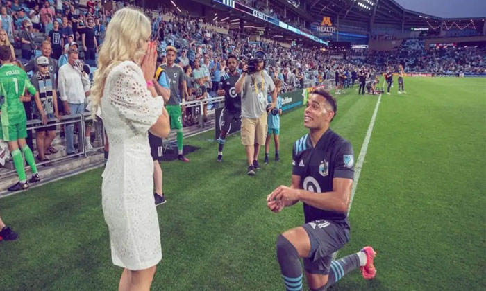  A Player With A Ring On His Girlfriend's Hand On The Football Field   Viral New-TeluguStop.com