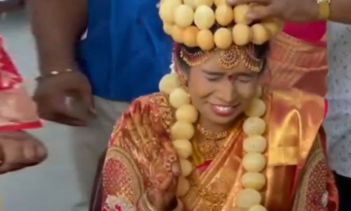  Viral Video: Bride Wearing Garlands Of Pani Puri On The Wedding Feast Viral Vid-TeluguStop.com