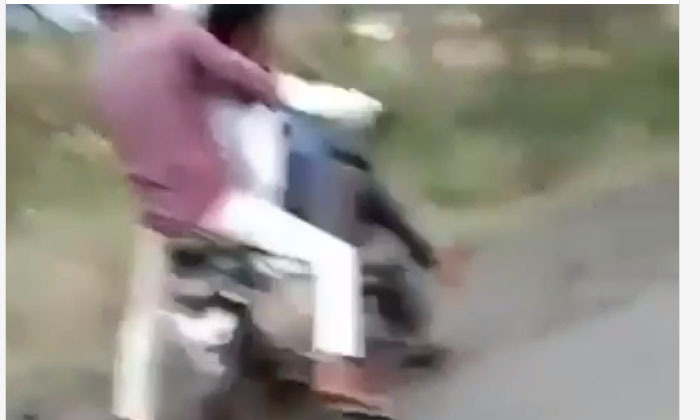  Viral Video Four People Riding A Bike After A Snake Bite Finally, Viral Video, V-TeluguStop.com