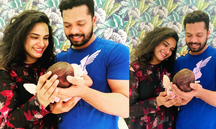  Hariteja Daughter Photo Goes Viral In Social Media, Daughter Photo,  Goes Viral-TeluguStop.com