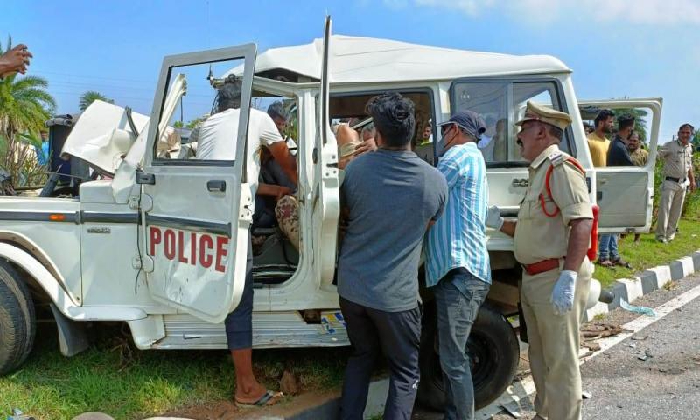  4 Ap Policemen Die In Road Mishap In Srikakulam-TeluguStop.com