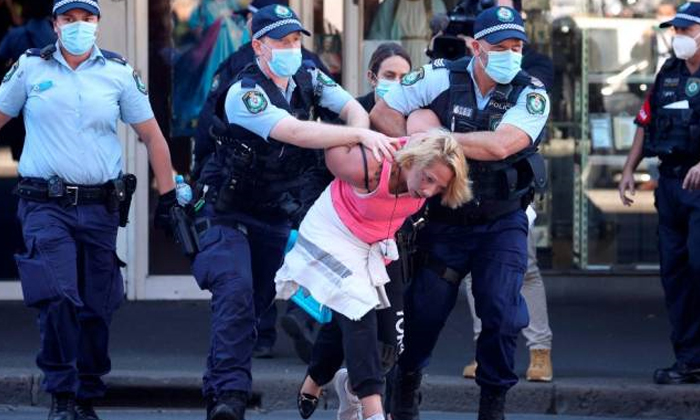  Police Arrest Hundreds Of Protesters As Australia Reports Record Covid-19 Cases-TeluguStop.com