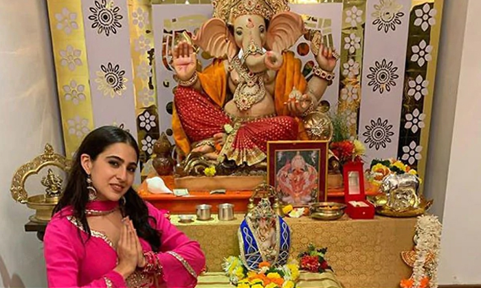  Bollywood Actress Sara Ali Khan Trolled For Ganapathi Puja, Bollywood Actress, S-TeluguStop.com