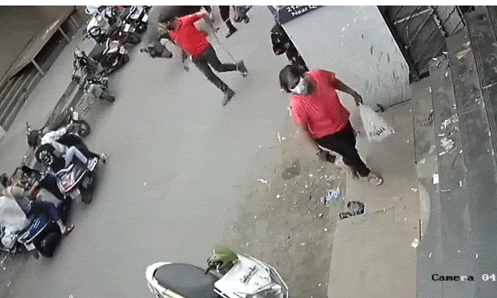  Buffalo Attacks Husband And Wife In Pune, Viral Video, Shocking Video, Viral New-TeluguStop.com