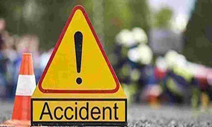  Fatal Accident To Rtc Bus Carrying Passengers To Tirupati-TeluguStop.com