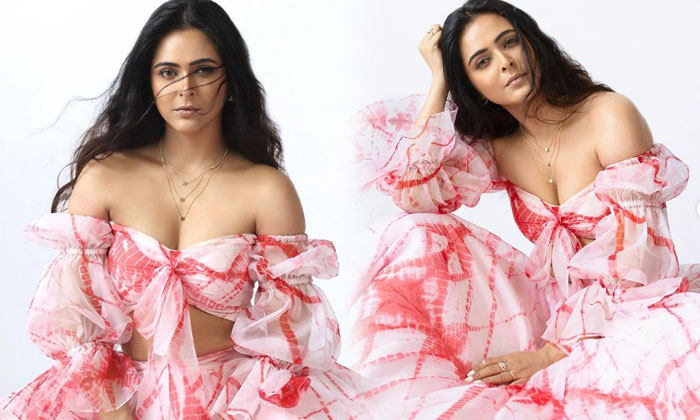 Madhurima Tuli Looks Classy And Elegant In This Pictures-telugu Actress Photos Madhurima Tuli Looks Classy And Elegant I High Resolution Photo