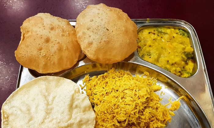  Poori Serving With Veg Biryani, Poori, Veg Biryani, Hasthina Food Court, Poori W-TeluguStop.com