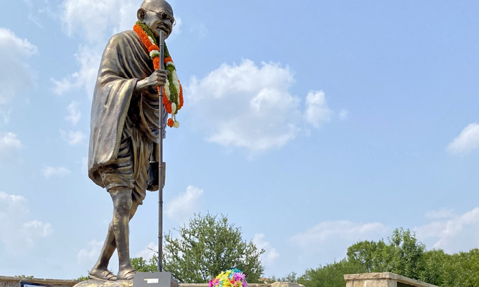  Ohio State Senator Niraj Antani Pays Floral Tribute To Mahatma Gandhi Statue At-TeluguStop.com