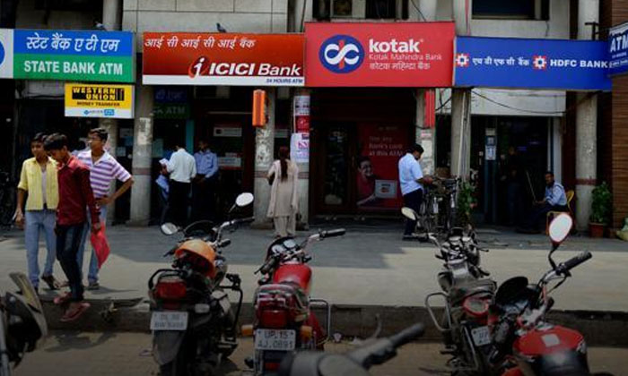  Banks Fined For Not Having Cash In Atms-TeluguStop.com