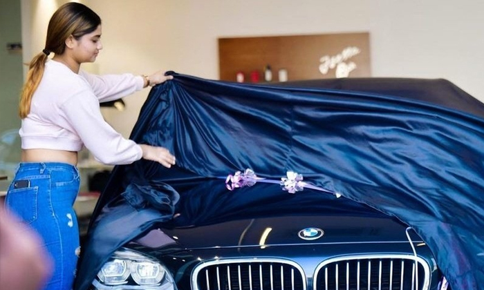  Big Boss Fame Shivani Narayan Purchased Bmw 7 Series Car,  Shivani Narayan, Big-TeluguStop.com