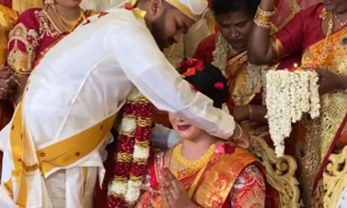 Groom Wears Mangalsutra, Bride Cries Bitterly, Viral Wedding Video, Bride Crying-TeluguStop.com
