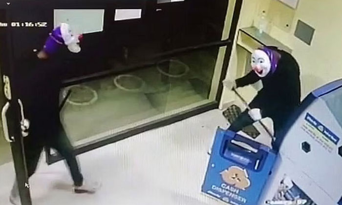  Viral: A Thief Who Challenges The Police Rubber Mask, Theif, Atm , Police, Chall-TeluguStop.com