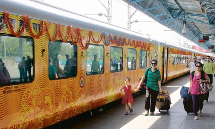  Irctc Paid Four Lakhs To Passengers Due To The Delay Of Tejas Train, Tejas Train-TeluguStop.com
