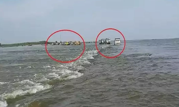  70 Lorries Stranded In Krishna River, 70 Lorries , Krishna River , Nandhigama ,-TeluguStop.com