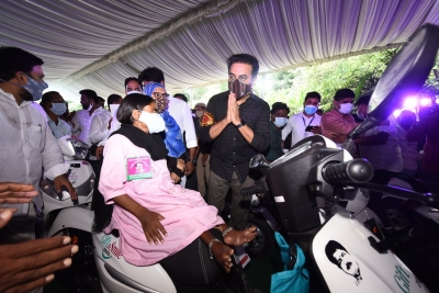  Ktr Hands Over 250 Custom-made Vehicles To Differently-abled-TeluguStop.com