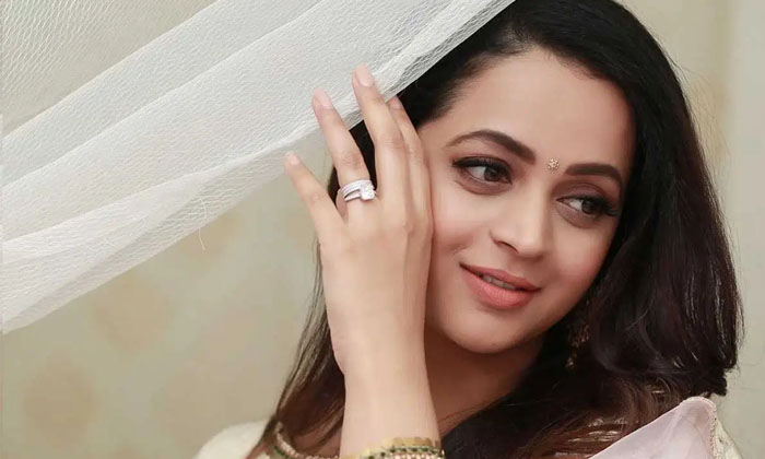 Telugu Actress Bhavana, Bhavana, Vikrom, Kollywood, Mahatma, Ontari, Tollywood-M