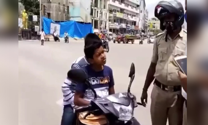  Minor Boy Bike Driving At Warangal He Give Shocking Answers To Traffic Polices,-TeluguStop.com