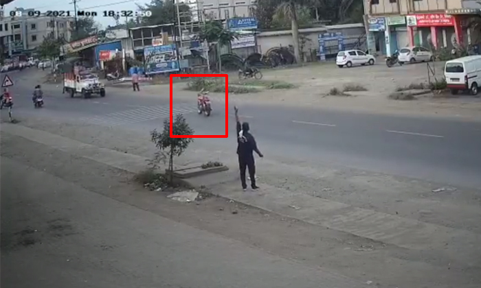  Mysterious Bike Without A Rider Spotted Running Pune Video Viral, Bike Runs With-TeluguStop.com