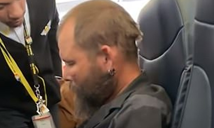  Man Lights Cigarette On Flight, Makes Passengers Furious, Video Of Flight, Cigar-TeluguStop.com