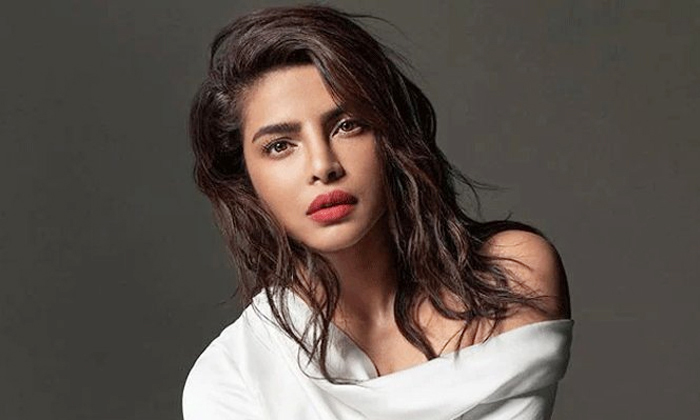  Priyanka Chopra Caught By Her Aunt With Boyfriend Romance, Caught By Her Aunt, C-TeluguStop.com