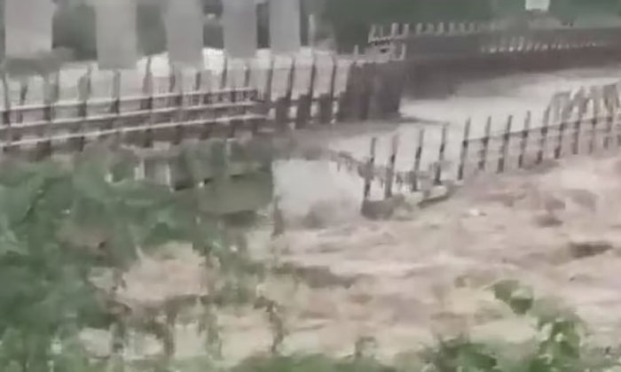  The Huge Bridge That Was Washed Away Before Everyone's Eyes Viral Video, Viral L-TeluguStop.com