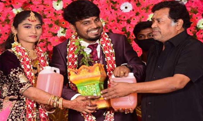  Tamil Star Comedian Mayilsamy Gave Petrol As Gift In A Wedding, Viral News, Vira-TeluguStop.com