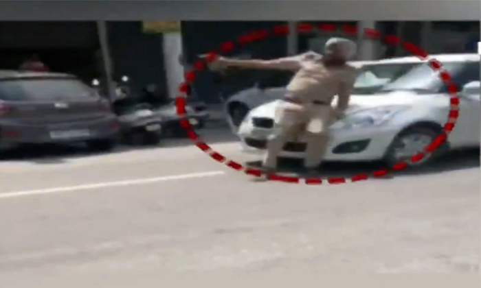  Viral Video Car Runs Over The Police In Punjab , Car Evading Security Check, H-TeluguStop.com