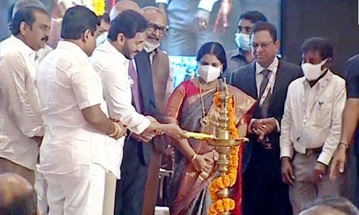  Ap Cm Ys Jagan Inaugurates ‘vanijya Utsav-2021’ In Vijayawada-TeluguStop.com