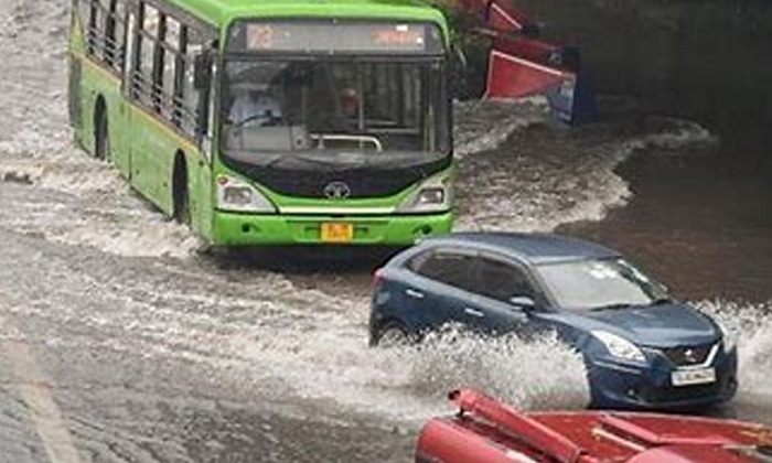  Heavy Rains In Delhi .. All Roads Flooded Delhi, Delhi Airport,latest News-TeluguStop.com