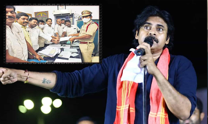  Pawan Kalyan Fans Police Compliant Against Posani  Pawan Kalyan, Posani Krishnam-TeluguStop.com