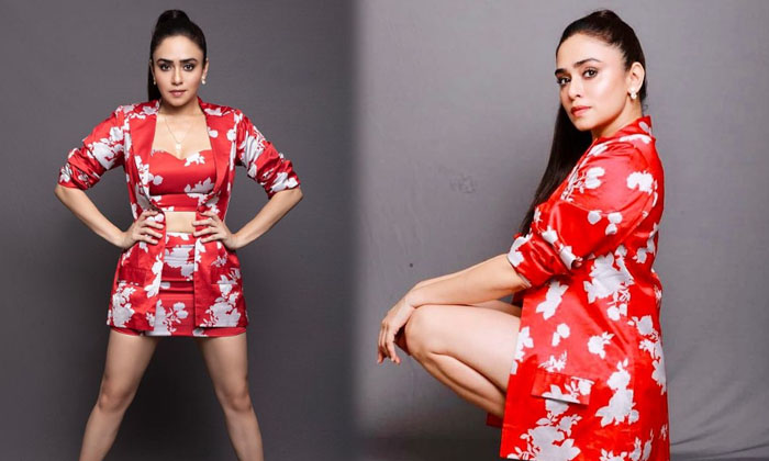 Pictures Of Actress Amruta Khanvilkar Shake Up The Show Social Media-telugu Actress Photos Pictures Of Actress Amruta Kh High Resolution Photo