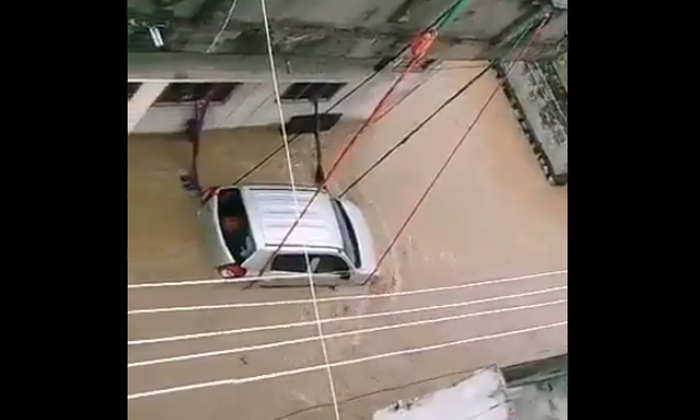  Owner Ties Car With Ropes To Prevent It From Getting Swept Away In Telangana Flo-TeluguStop.com