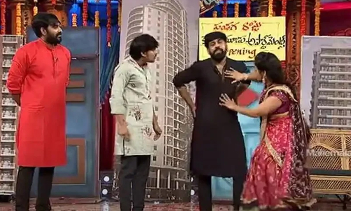  Actor Aata Sandeep And Jyothi Raj Kissing In Extra Jabardasth Show,  Aata Sandee-TeluguStop.com
