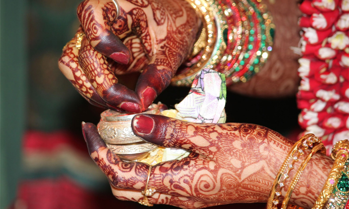  After Husband Death Will Wife Not Wear Bottu According To Hindu Tradition, Afte-TeluguStop.com