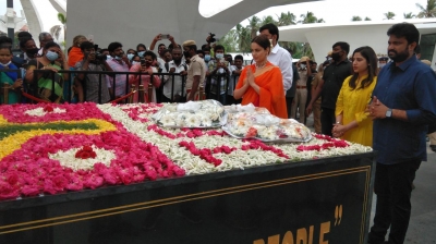  Ahead Of ‘thalaivii’ Release, Kangana Visits Jayalalithaa’s Me-TeluguStop.com