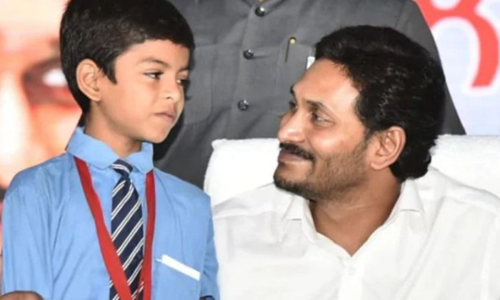  Educational Gift Bags, Shoes Quality Checked Cm Jagan, Cm Jagan , Vidya Kanuka ,-TeluguStop.com