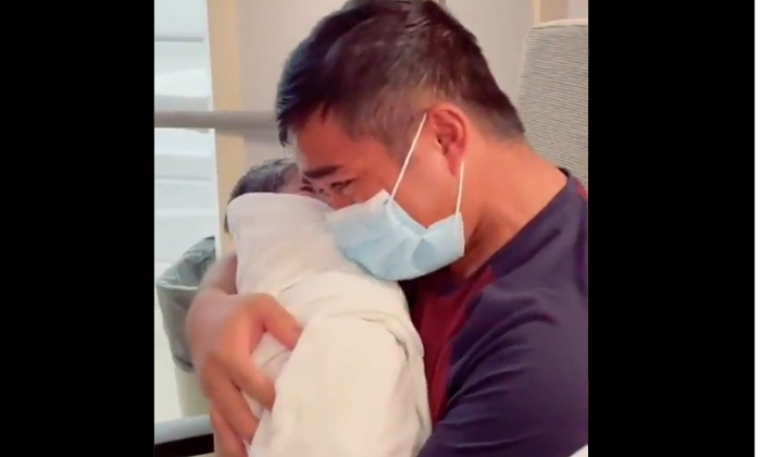  First-time Father's Reaction On Holding His Newborn Son Wins Hearts, First Time-TeluguStop.com