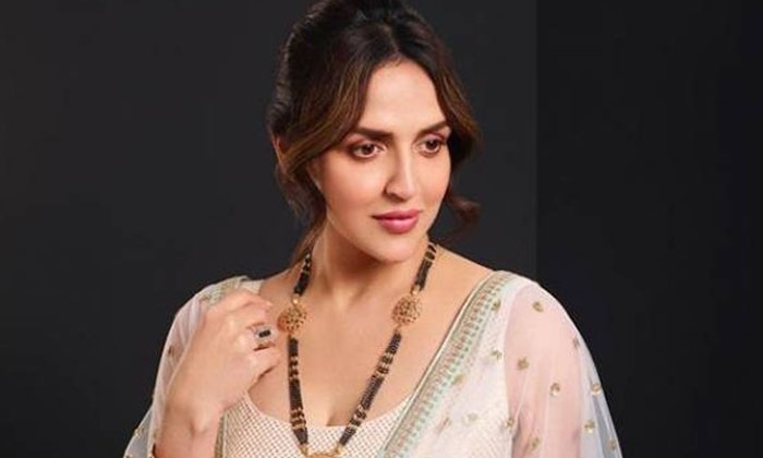  Interesting  Facts About Star  Heoine Esha Deol, Esha Deol , Interesting  Facts-TeluguStop.com