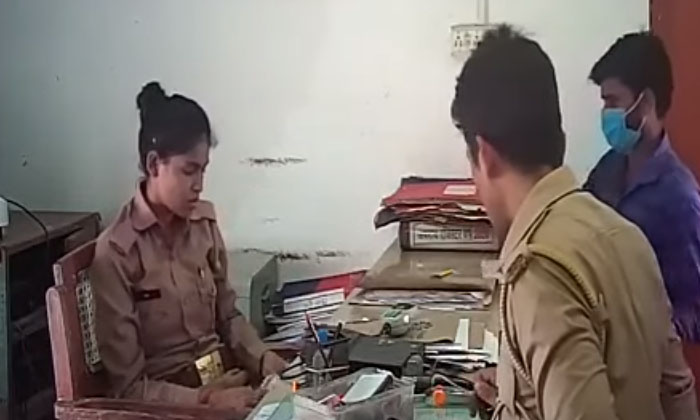  Lady Constable Caught Red-handed Taking Bribe Video Viral On Social Media, Femal-TeluguStop.com