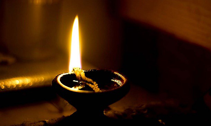  Here Is How To Light A Lamp As Per Hindu Puranas,  Vastu Shatra, Vastu Direction-TeluguStop.com