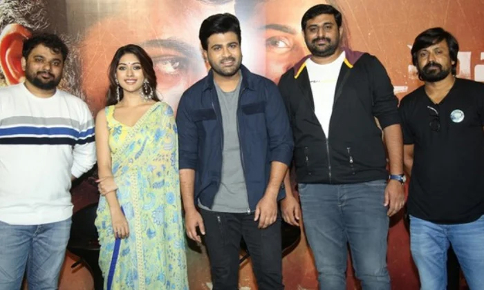  Hero Sharwanad Gave His Jacket To A Fan In Mahasamudram Trailer Launch Event, He-TeluguStop.com