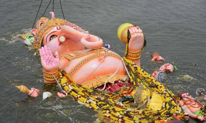  Lord Ganesha, Ganesh Visarjan,ganesh, Water,hindhu,vinayaka Nimajjanam-TeluguStop.com