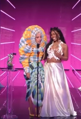  Mtv Vmas 2021: Doja Cat’s Goes All Out With Wild Outfits-TeluguStop.com