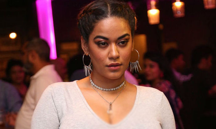  Where Is Mumaith Khan And What She Is Doing, Mumaith Khan , Tollywood , Intresti-TeluguStop.com